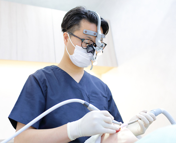 「日本歯周病学会認定歯周病専門医」による高いレベルの歯周病治療・インプラント治療